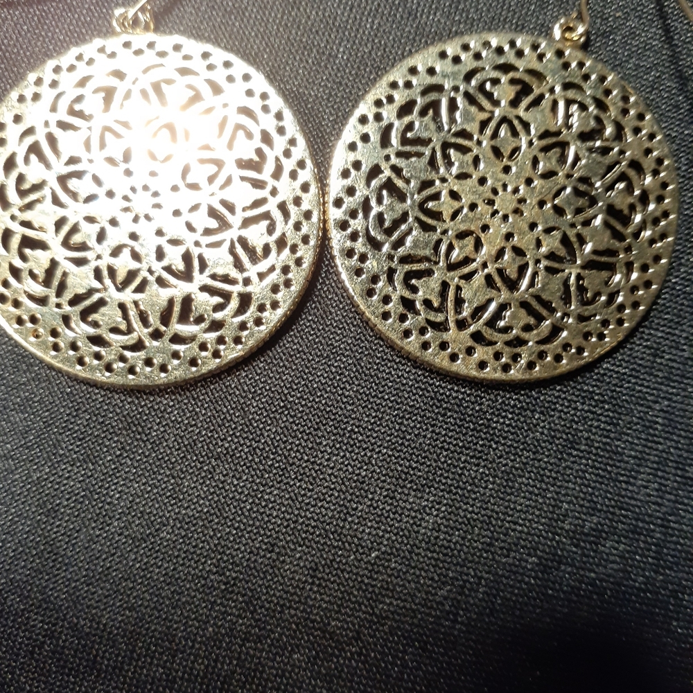 Golden Disc Earrings with Emerald Green Stones - Picture 2 of 3
